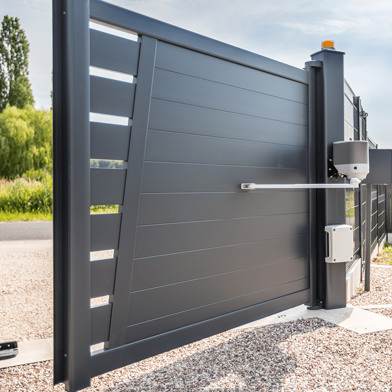 Installation automatisée pour portail, porte ou accès motorisé destiné aux professionnels et particuliers.
